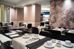 Daily buffet breakfast (EUR 21 per person) - Hôtel Univers (Nice)