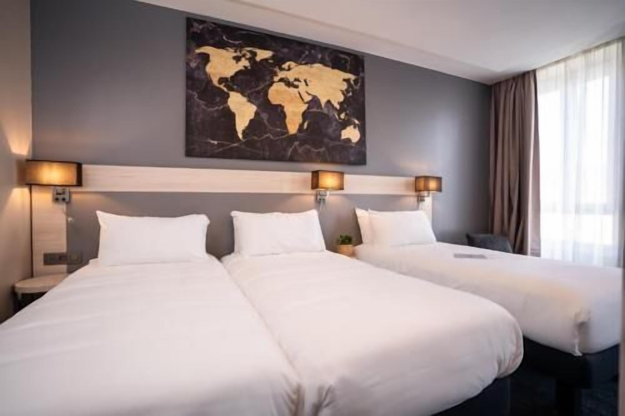 خزنة داخل الغرفة وستائر تعتيم ومكواة/لوح كي وواي فاي مجانًا