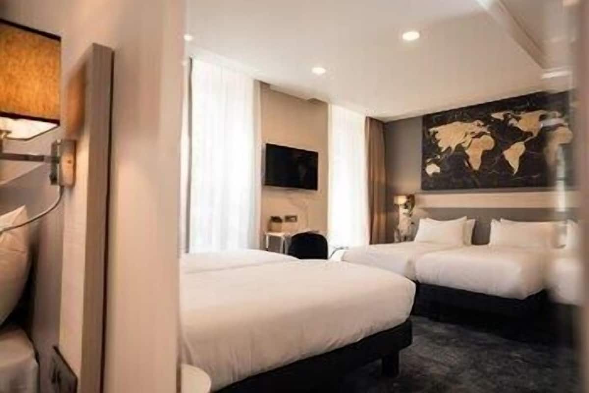 Caja de seguridad en la habitación y cortinas blackout