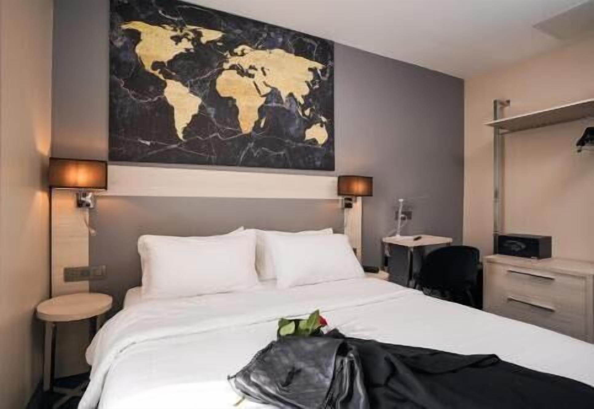 خزنة داخل الغرفة وستائر تعتيم ومكواة/لوح كي وواي فاي مجانًا