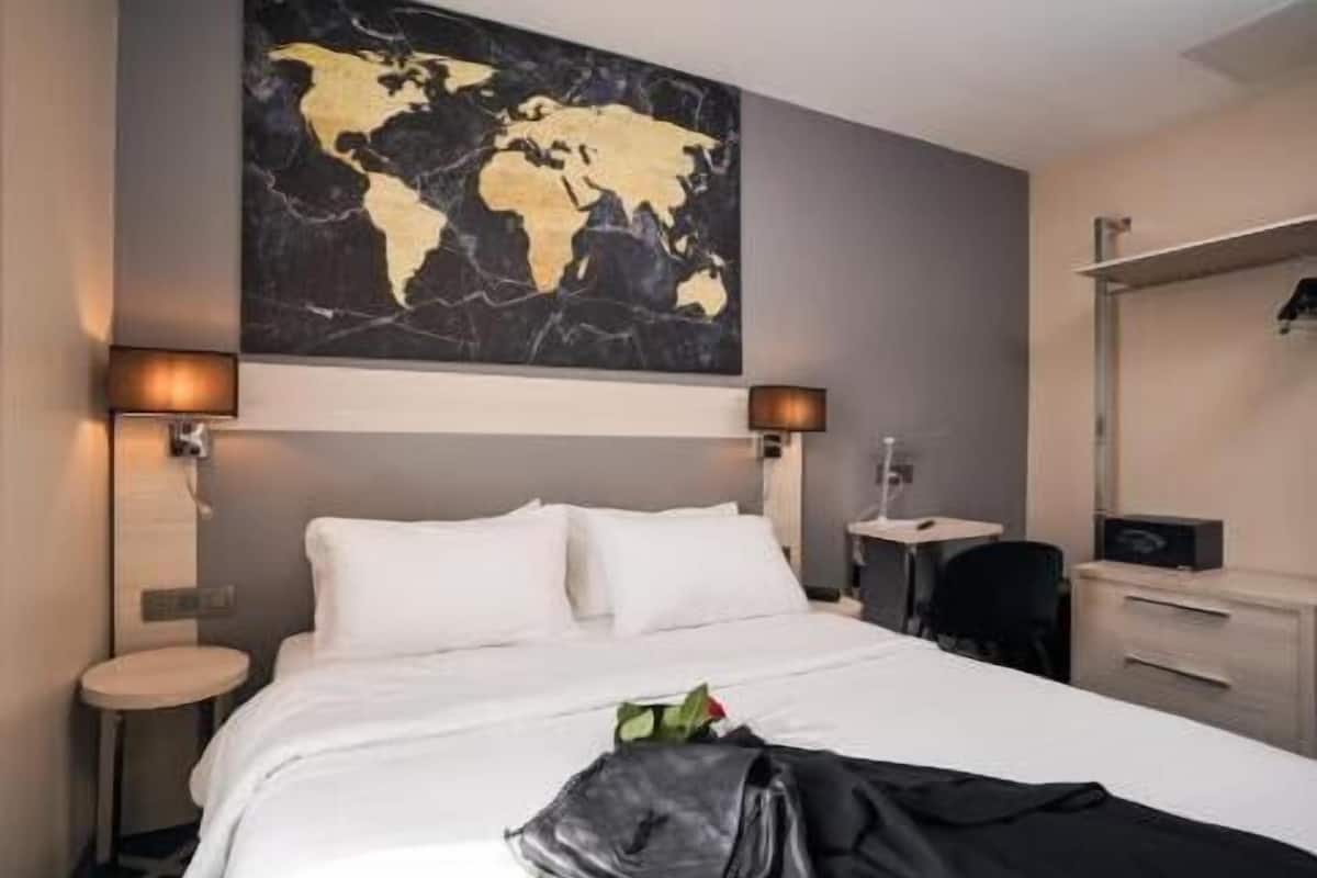 Caja de seguridad en la habitación y cortinas blackout