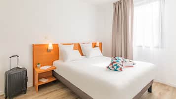 Escritorio, cortinas blackout y tabla de planchar con plancha