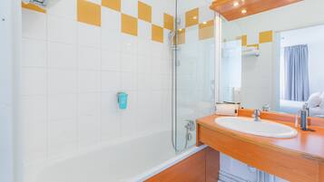 Appartement, 1 slaapkamer | Badkamer | Een bad, gratis toiletartikelen, een haardroger, handdoeken