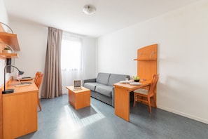Apartamento, 1 quarto | Área de estar | TV de tela plana 32 polegadas com canais digitais, TV