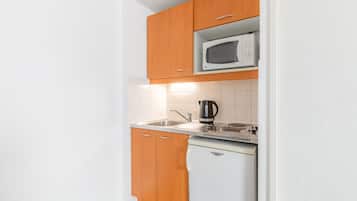 Refrigerador, microondas, placa de cocina, silla alta para bebés