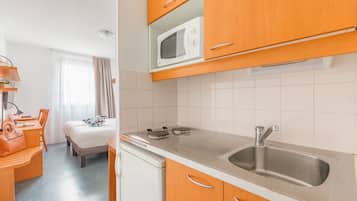 Refrigerador, microondas, placa de cocina, silla alta para bebés
