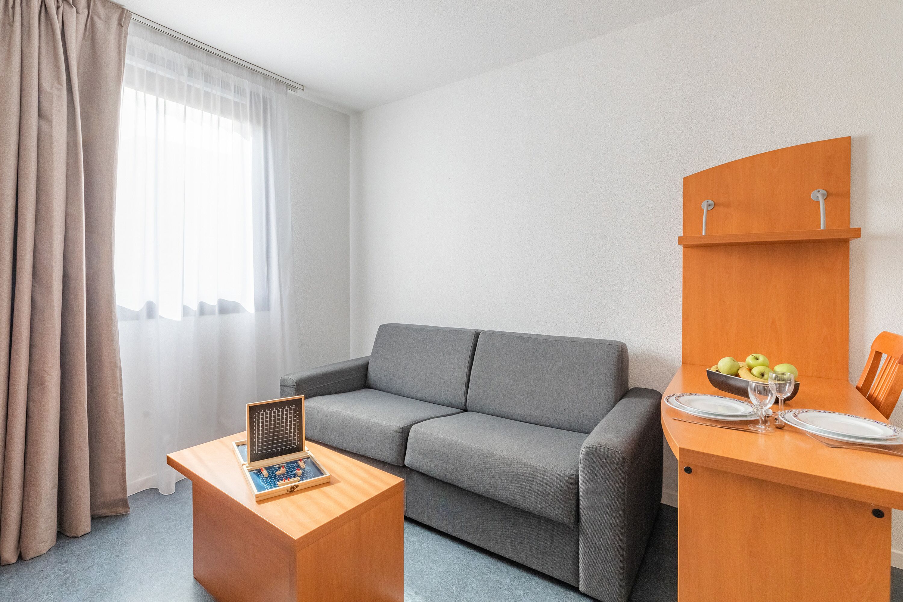 Apartamento, 1 quarto | Área de estar | TV de tela plana 32 polegadas com canais digitais, TV
