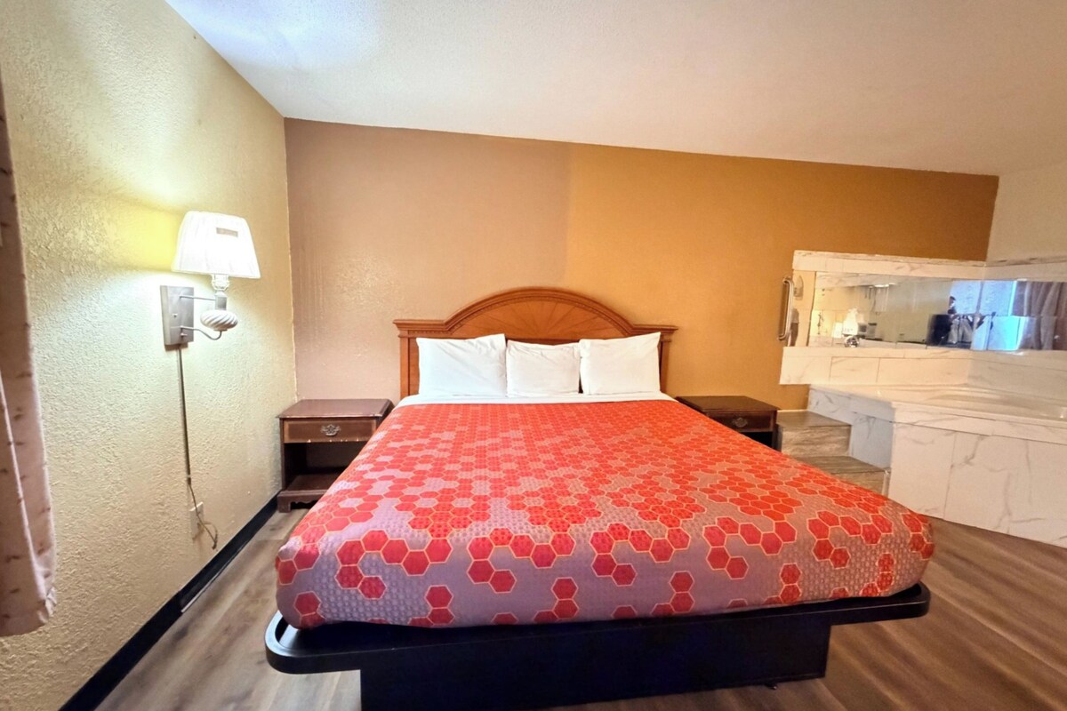 Suite, 1 King Bed, Non Smoking | Desk, WiFi (free), bed sheets