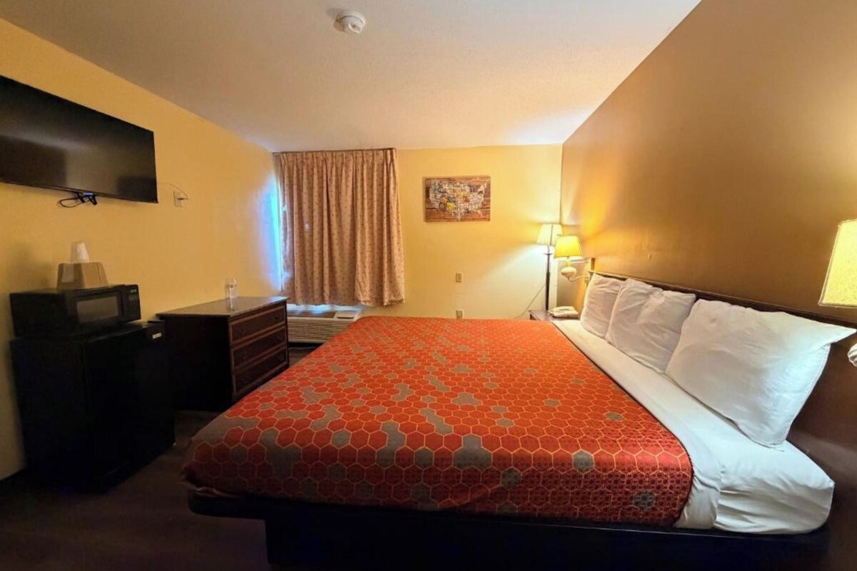 Room, 1 King Bed, Accessible, Non Smoking | Desk, WiFi (free), bed sheets