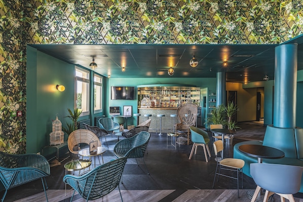 Un'area bar con posti a sedere e un bancone.