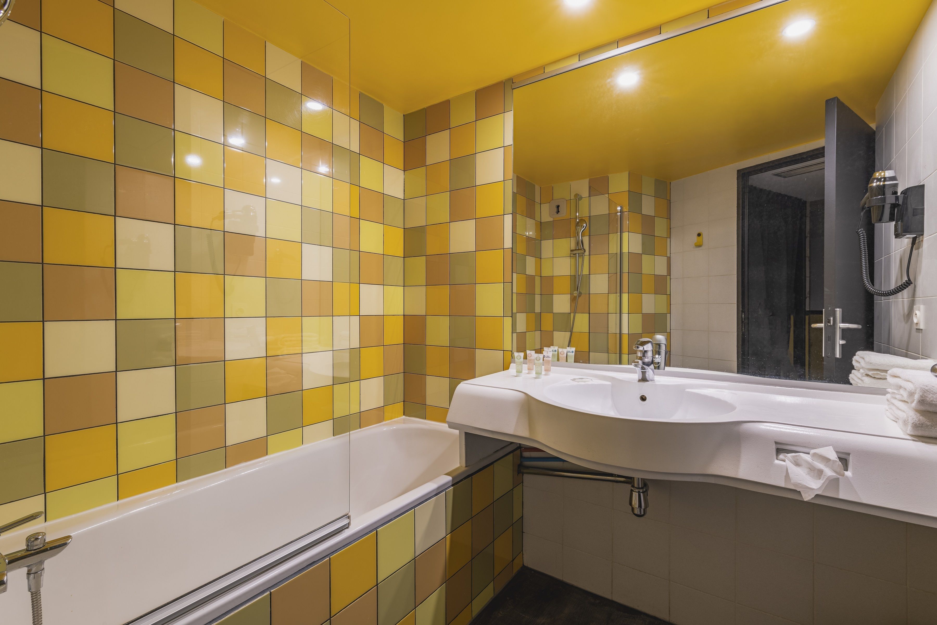 deep-soaking bathtub, free toiletries, hair dryer, towels