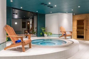 Un sauna, una bañera de hidromasaje, baño turco