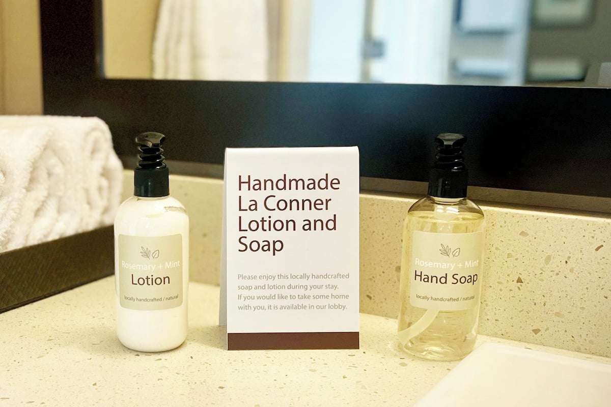 Duschwanne, kostenlose Toilettenartikel, Haartrockner, Bademäntel