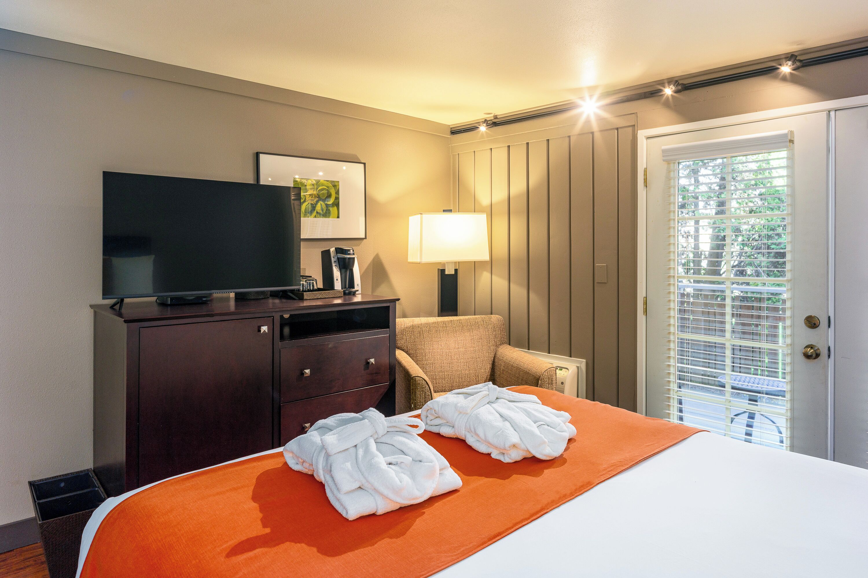 1 queen bed with air conditioning (no pets allowed) | egyptian cotton sheets, hypo-allergenic bedding, iron/ironing board