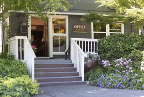 ด้านหน้าที่พัก