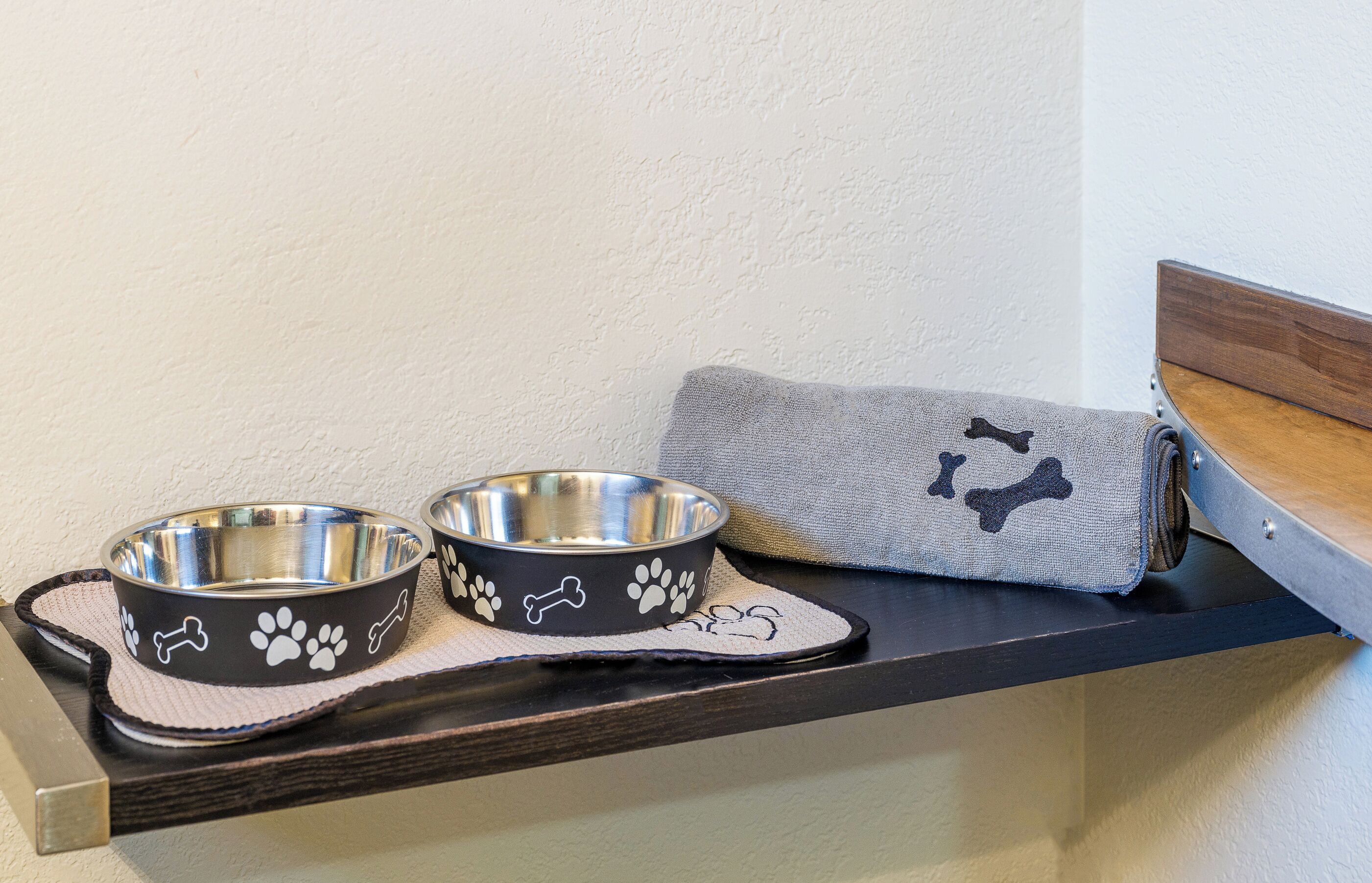 2 queen beds with air conditioning (dog friendly) | egyptian cotton sheets, hypo-allergenic bedding, iron/ironing board