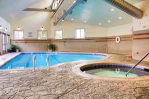 Piscine intérieure, accÚs possible de 8 h à 22 h, chaises longues
