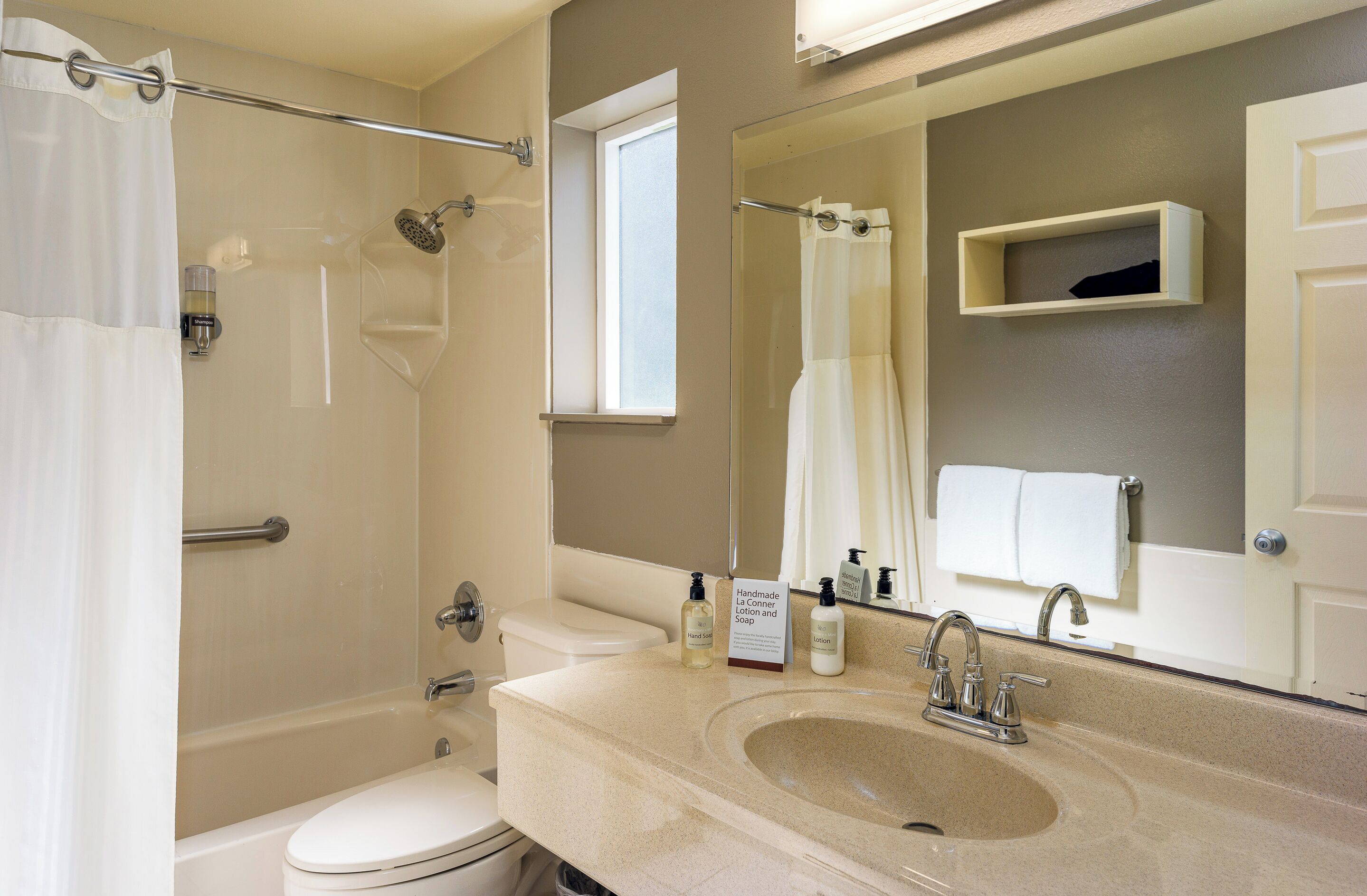 1 queen bed with air conditioning (no pets allowed) | bathroom | combined shower/bathtub, free toiletries, hair dryer, bathrobes