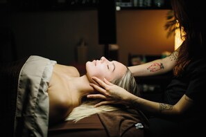 Soins du corps, massage aux pierres chaudes, massage en profondeur