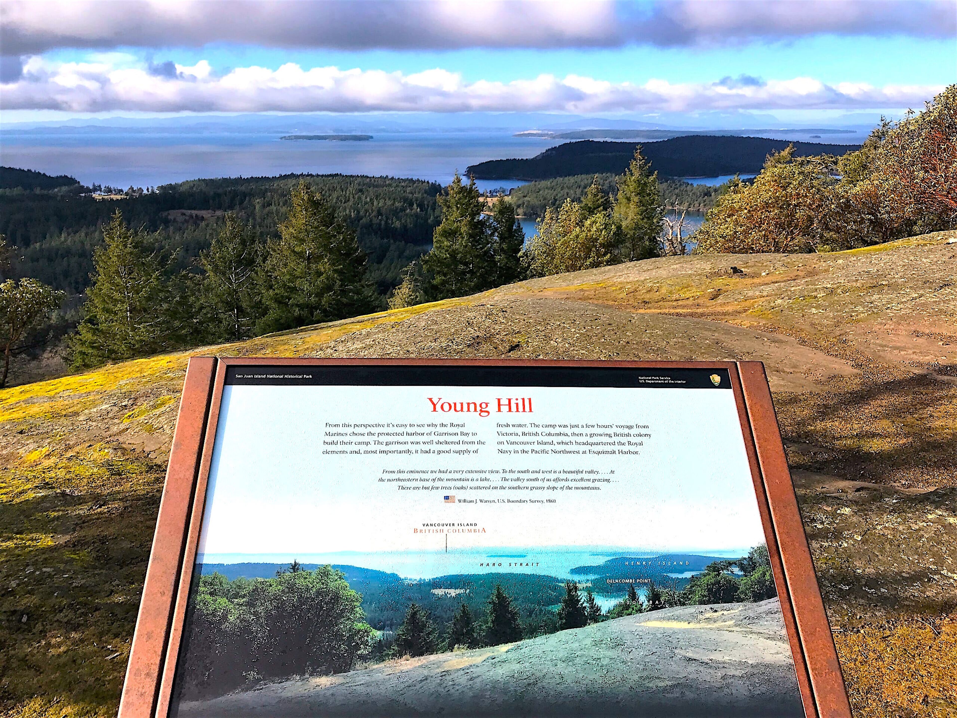 Een bord in Saanich Island Nationaal Historisch Park dat de geschiedenis en vergezichten van Young Hill beschrijft.
