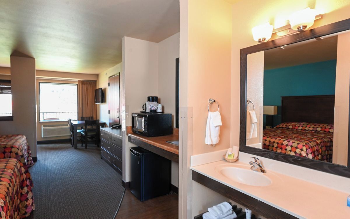 deluxe room, multiple beds | iron/ironing board, wifi, bed sheets