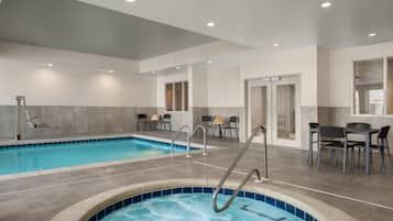 Piscine couverte, accÚs possible de 06 h 00 à 22 h 00, chaises longues