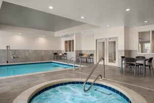 Una piscina techada, sillones reclinables de piscina