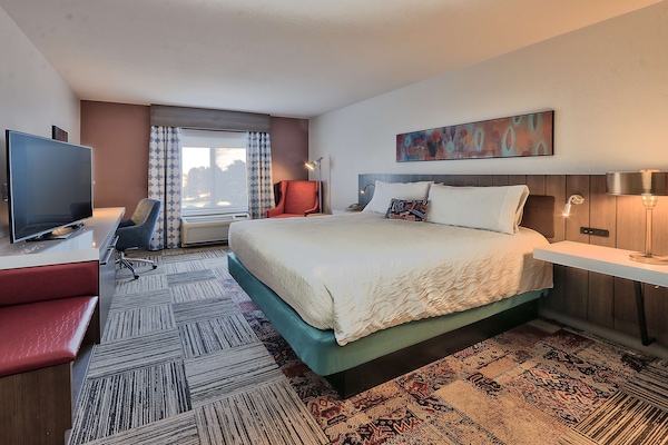 Edredón, escritorio y espacio para trabajar con laptop