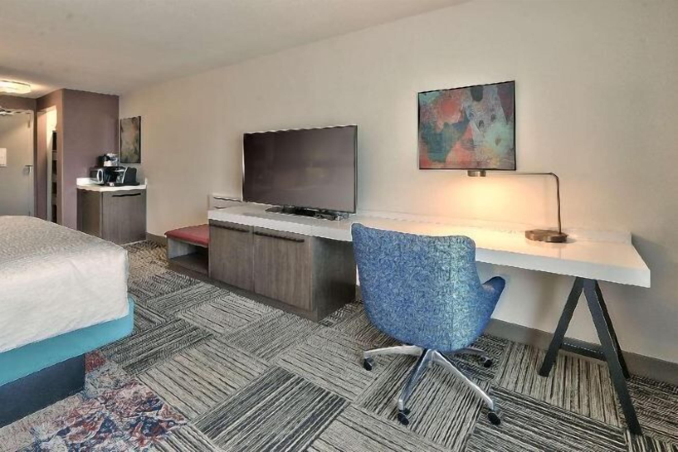 羽絨被、書桌、筆電工作空間、熨斗/熨衣板