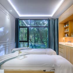 Couples treatment rooms, sauna, steam room, body treatments