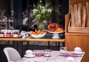 Daily buffet breakfast for a fee - Chateau des Reynats (Chancelade)