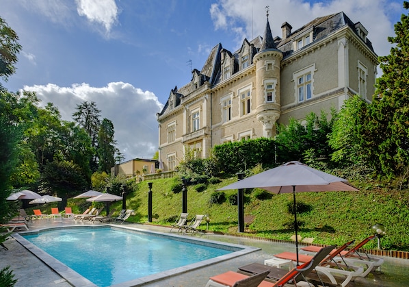 Seasonal outdoor pool, pool umbrellas, sun loungers - Chateau des Reynats (Chancelade)