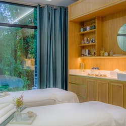 Couples treatment rooms, sauna, steam room, body treatments