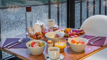 Petit déjeuner buffet (16 EUR par personne)