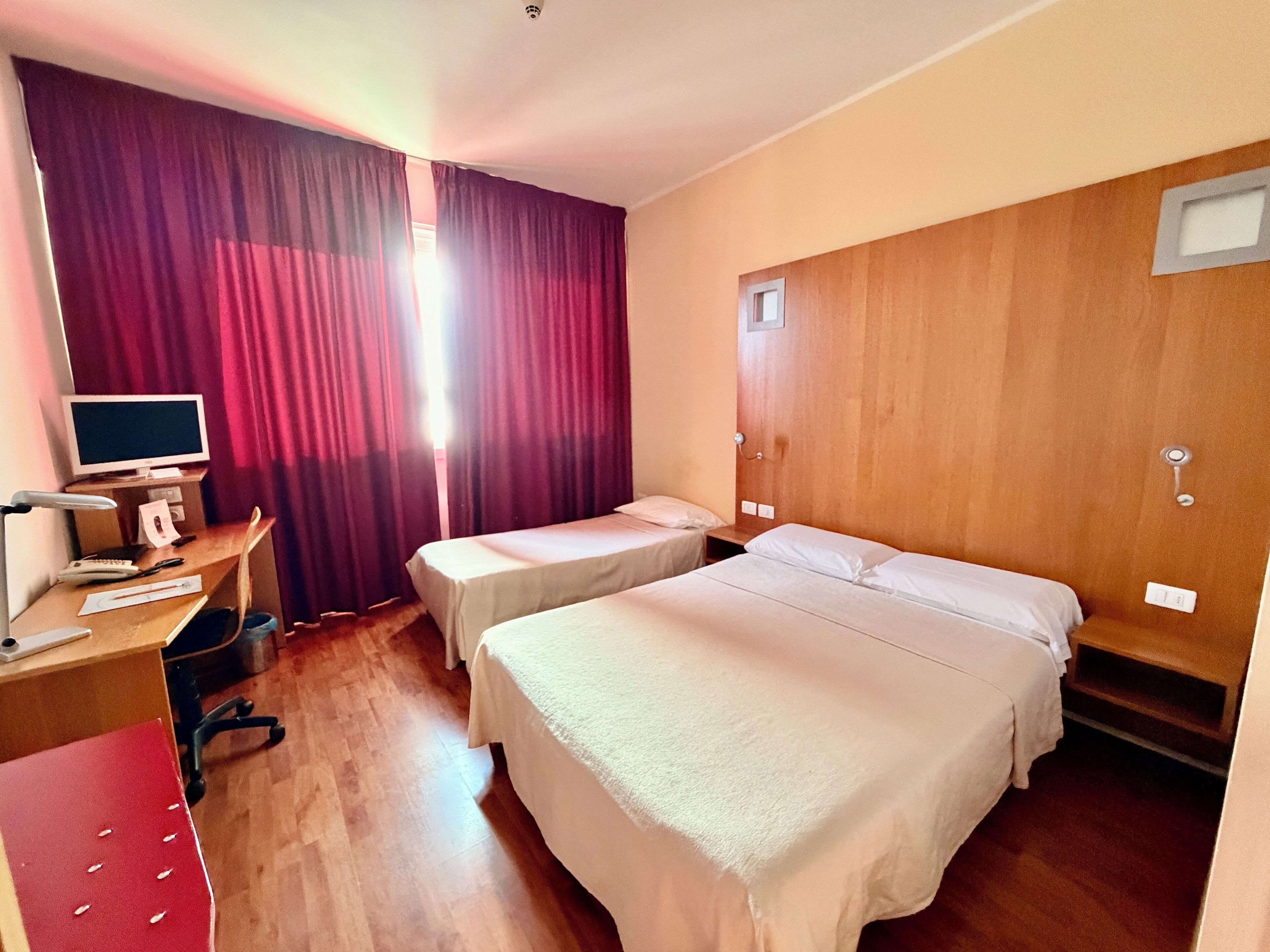 Minibar, coffre-fort, bureau, rideaux d’obscurcissement