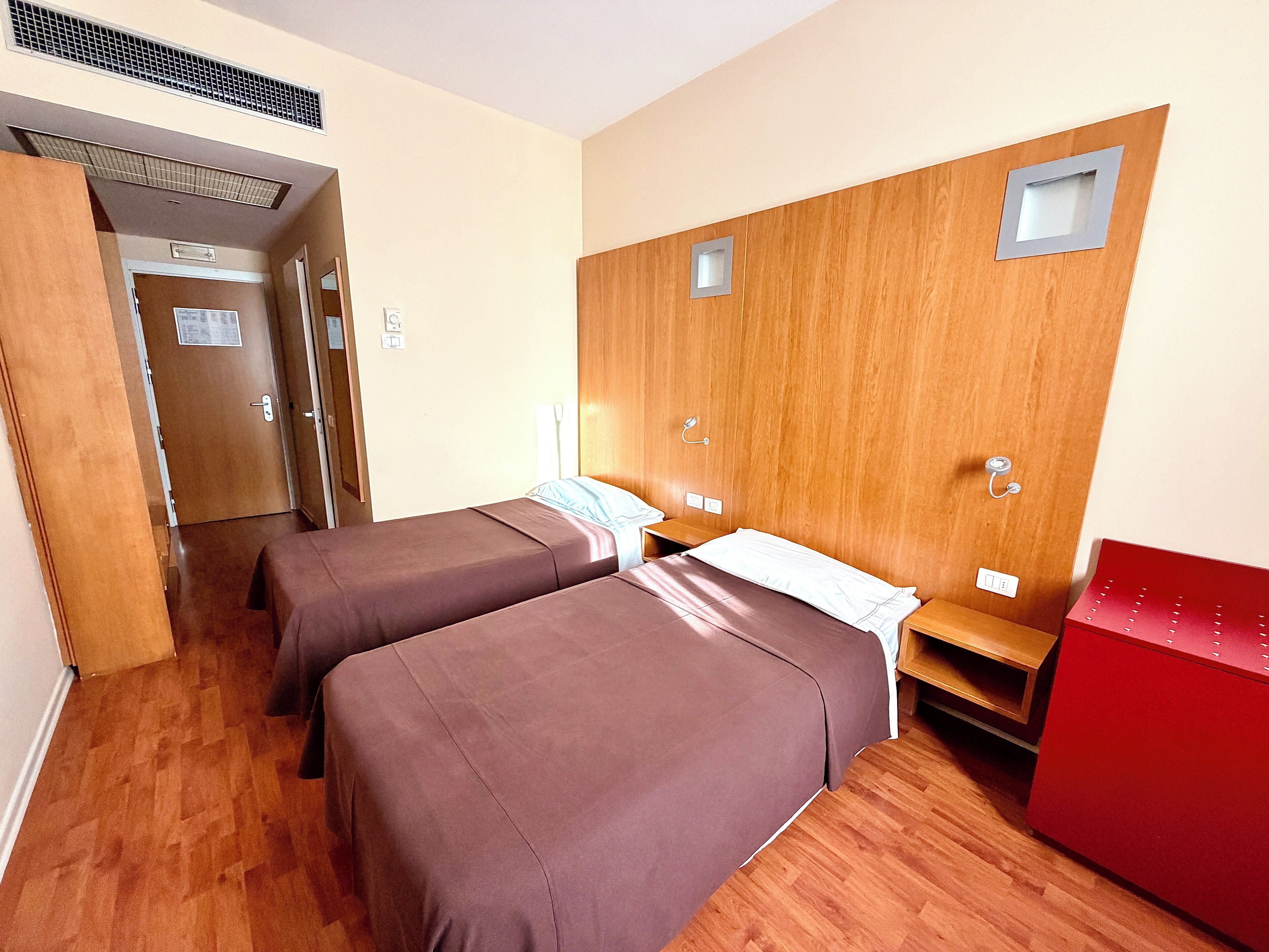 Chambre avec lits jumeaux | Minibar, coffre-fort, bureau, rideaux d’obscurcissement