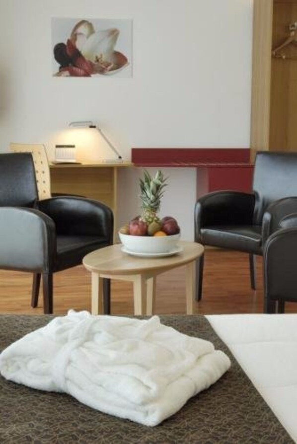 Chambre Deluxe, 1 grand lit | Coin séjour