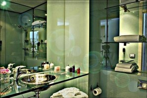 Shower, hair dryer, towels, soap - Hotel Executive (Forlì)