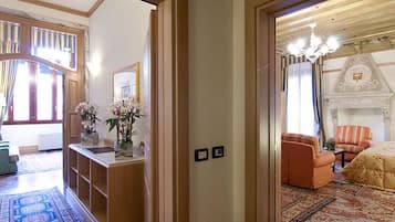 Camera familiare | Minibar, una cassaforte in camera, una scrivania, Wi-Fi gratuito