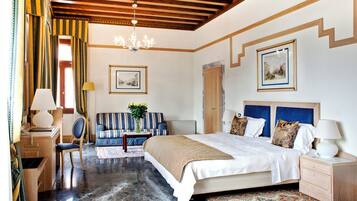 Studio Suite, Canal View | Minibar, in-room safe, desk, free WiFi