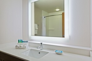 Tina con regadera, amenidades de baño gratuitas, secadora de cabello 