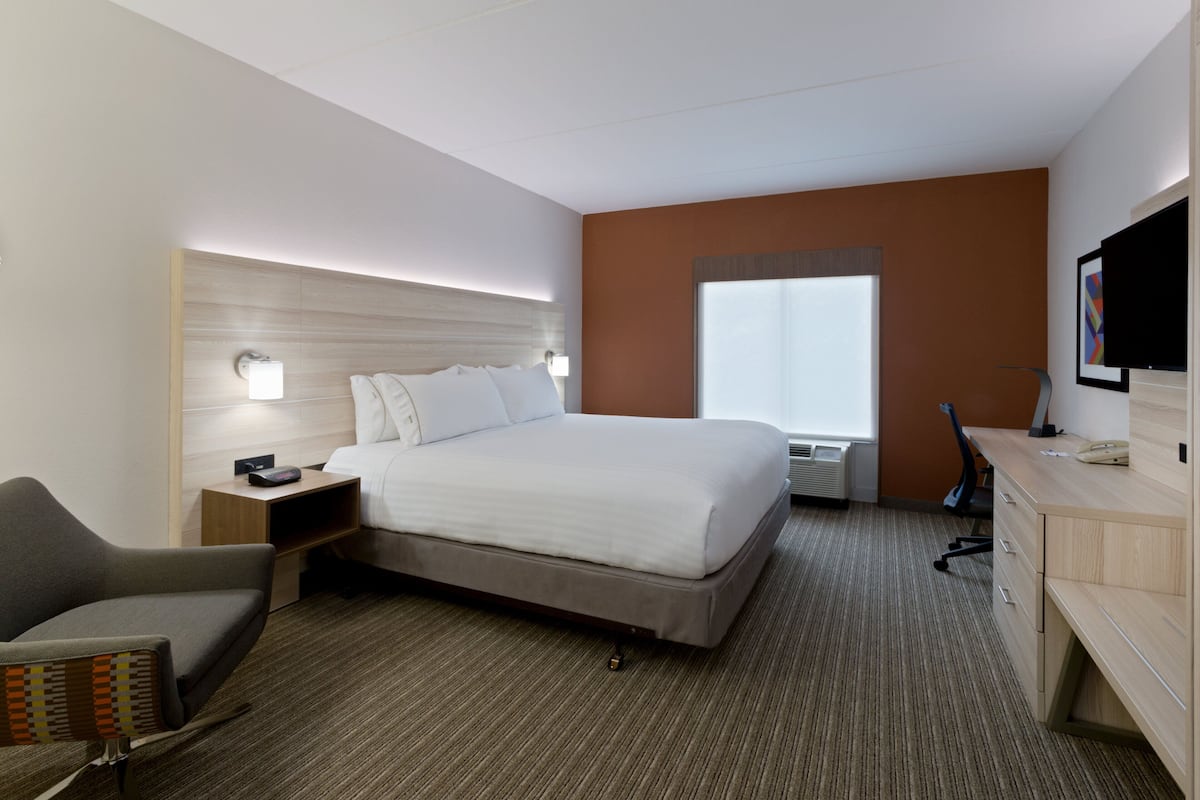 Premium bedding, in-room safe, desk, blackout drapes