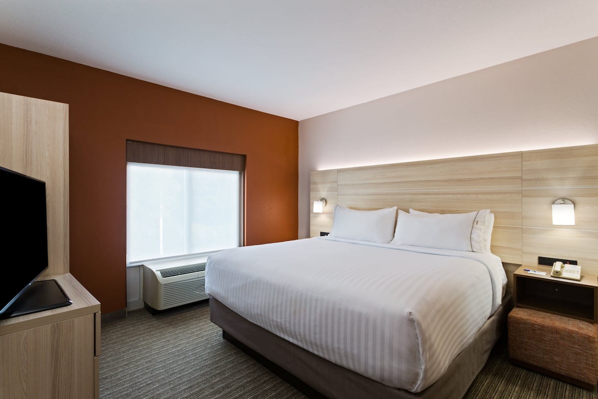Premium bedding, in-room safe, desk, blackout drapes