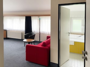 Escrivaninha, cortinas blackout, quartos à prova de som