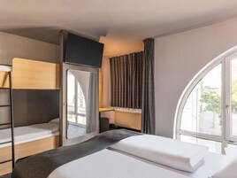 Escritorio, cortinas blackout, sistema de insonorización y wifi gratis