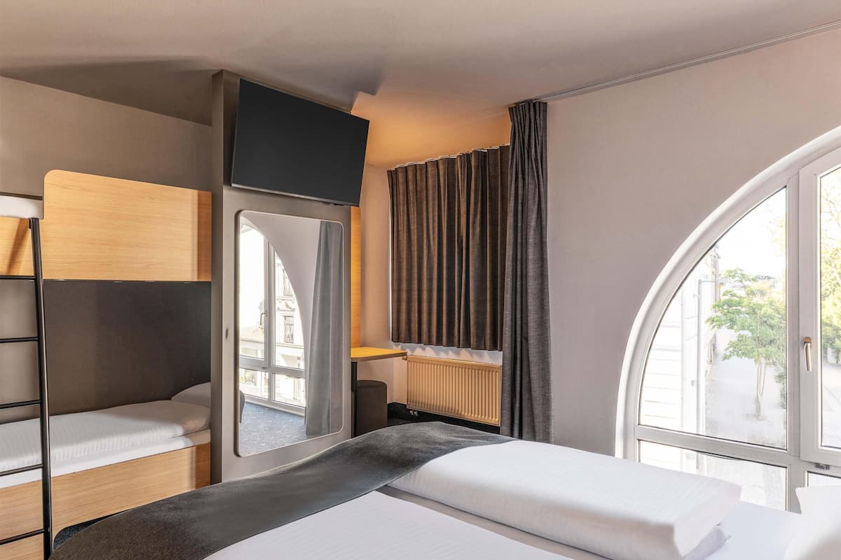 desk, blackout curtains, soundproofing, free wifi