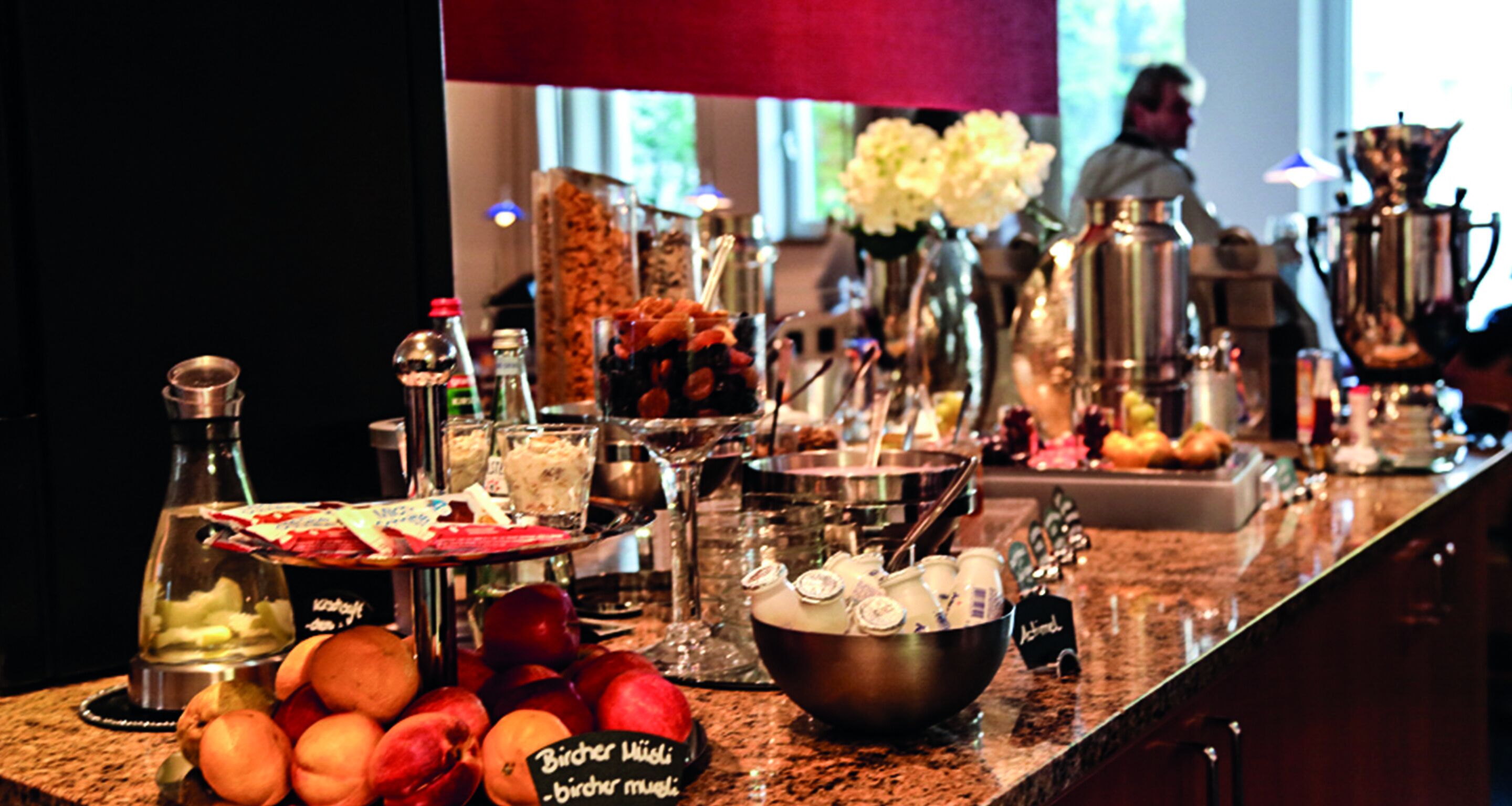 Tägliches Frühstücksbuffet (13.9 EUR pro Person)