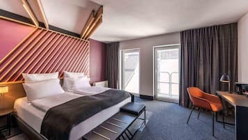 Schreibtisch, Verdunkelungsvorhänge, schallisolierte Zimmer