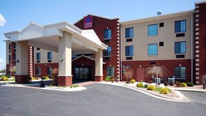 A Comfort Suites hotel with a covered entrance, multiple floors, and a clear sky. - Comfort Suites Grand Rapids South (Grand Rapids)
