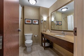 Chambre, 2 grands lits, accessible aux personnes à mobilité réduite, non-fumeurs | Coffres-forts dans les chambres, bureau, rideaux occultants
